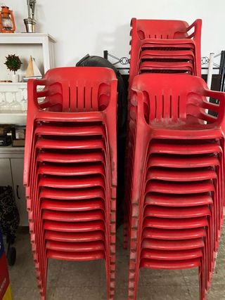 Sillas de terraza rojas de plástico