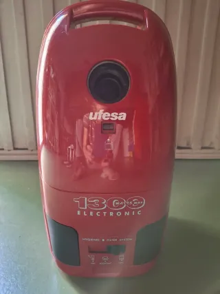 Aspiradora UFESA 1300W Electrónica Roja