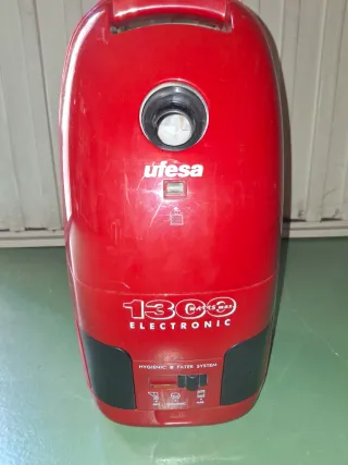 Aspiradora UFESA 1300W Electrónica Roja