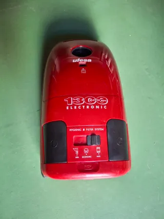 Aspiradora UFESA 1300W Electrónica Roja