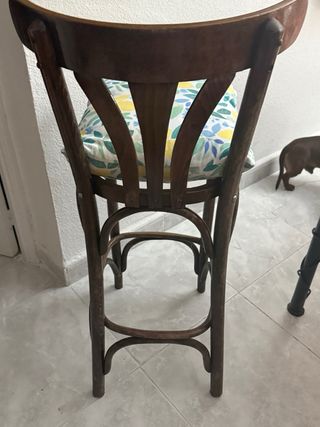 Silla de madera antigua con cojín