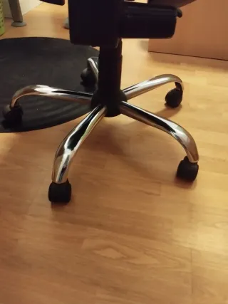 Silla de oficina gris y plateada