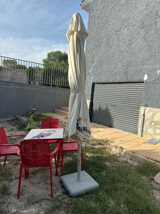 Mesa y 4 Sillas Rojas con Toldo Mahou