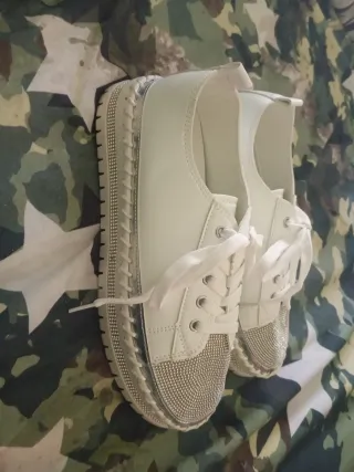 Zapatillas Blancas y puntera imitación "diamantes"