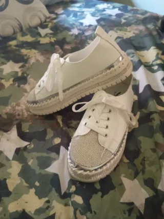Zapatillas Blancas y puntera imitación "diamantes"