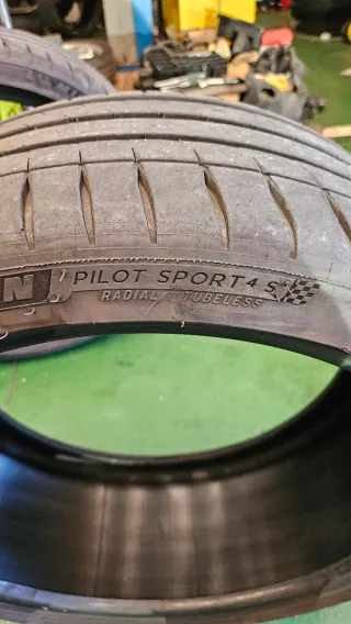 Neumático Michelin Pilot Sport 4S 235 35 19