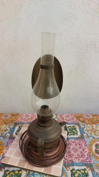 Antico lume a petrolio in metallo