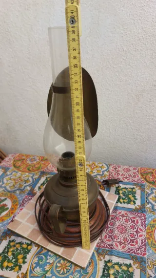 Antico lume a petrolio in metallo