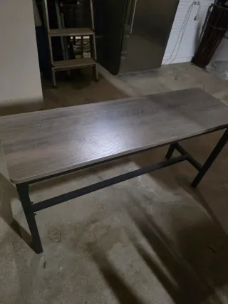 Tavolo da pranzo in legno con sedute