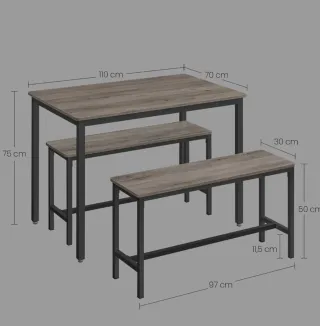 Tavolo da pranzo in legno con sedute