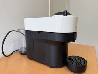 Cafetera Nespresso Krups Blanca y Negra