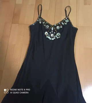 Vestido fiesta Derhy negro con pedrería