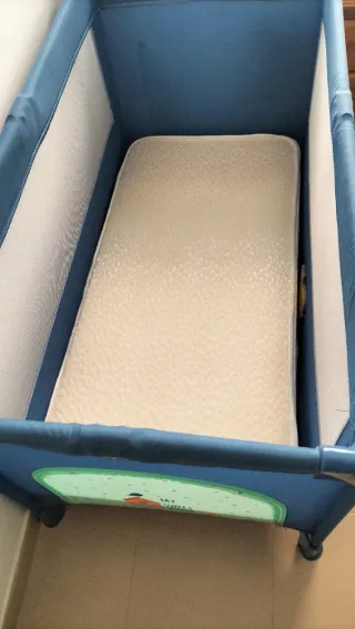 Cuna de viaje plegable con ruedas y colchón cuna