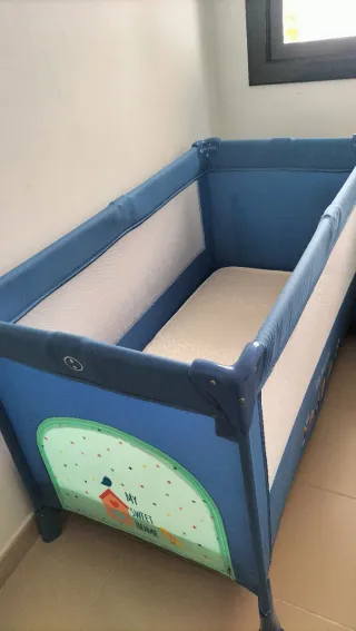 Cuna de viaje plegable con ruedas y colchón cuna