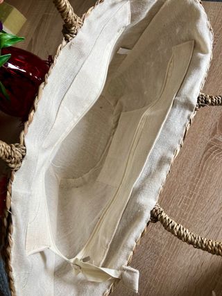 Capazo de paja con flores de colores