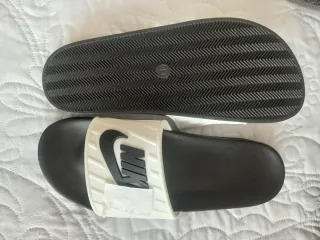 Chanclas  Talla 43 Negras y Blancas