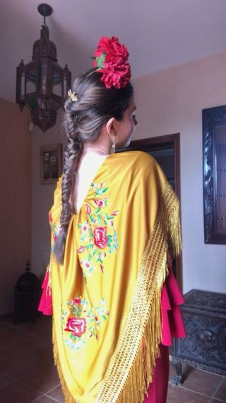 Mantoncillo mostaza bordado