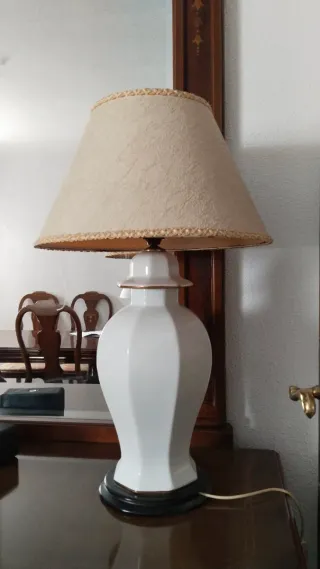 Lámpara cerámica blanca estilo clásico
