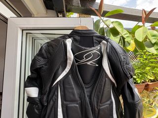 Mono de moto cuero negro y blanco