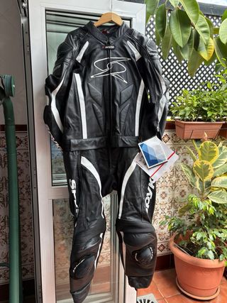 Mono de moto cuero negro y blanco