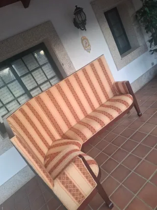 Sofá de tela y madera