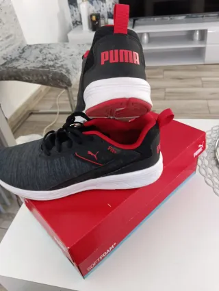 Deportivas Puma grises y rojas
