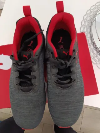 Deportivas Puma grises y rojas