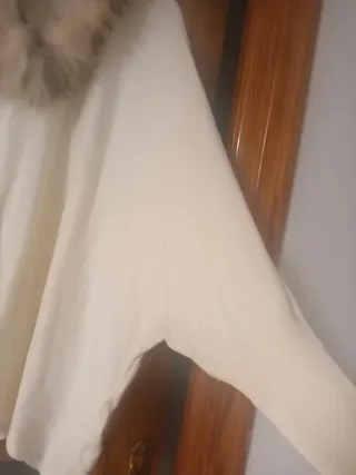 Jersey beige con cuello de pelo sintético