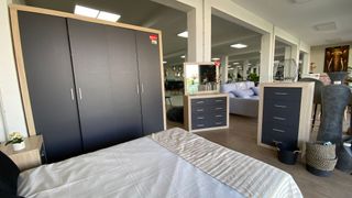 Habitación completa: cama, mesita y armario