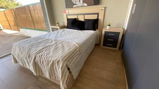 Habitación completa: cama, mesita y armario