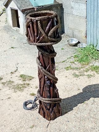 Lámpara artesanal de madera y vid