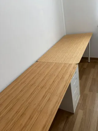 Escritorio doble de bambú de Ikea con cajonera