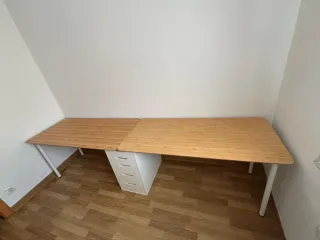 Escritorio doble de bambú de Ikea con cajonera