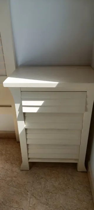 Cabezal y mesitas de noche blancas