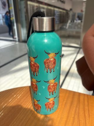 Botella de agua con vacas escocesas