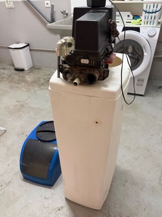 Descalcificador de agua blanco