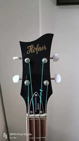 Bajo Hofner estilo violín
