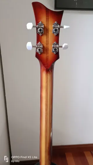 Bajo Hofner estilo violín