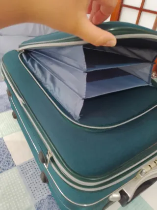 Maleta de viaje pequeña azul y plateada