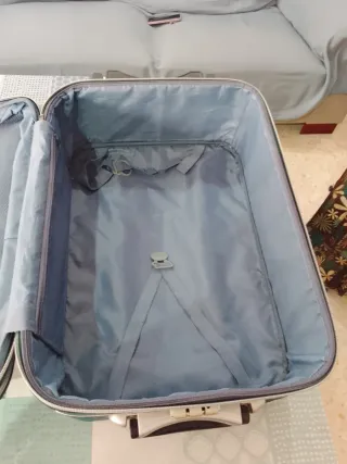 Maleta de viaje pequeña azul y plateada