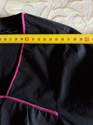 Blusa negra algodón con detalles rosas