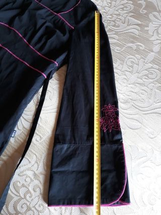 Blusa negra algodón con detalles rosas