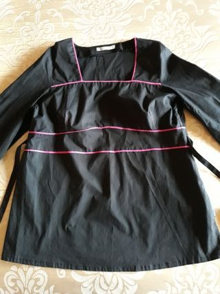 Blusa negra algodón con detalles rosas