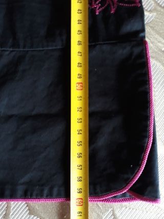 Blusa negra algodón con detalles rosas