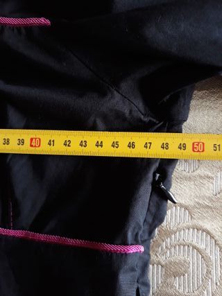 Blusa negra algodón con detalles rosas