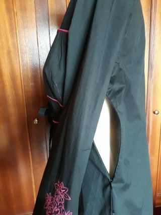 Blusa negra algodón con detalles rosas