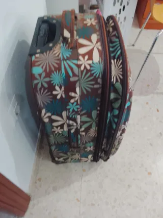 Maleta de viaje marrón con flores