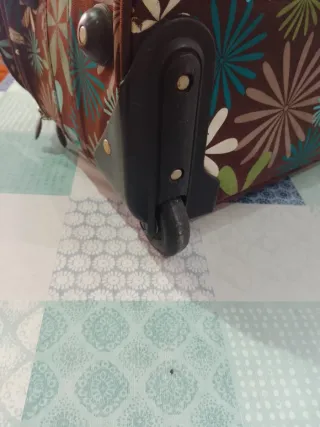 Maleta de viaje marrón con flores