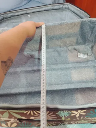 Maleta de viaje marrón con flores