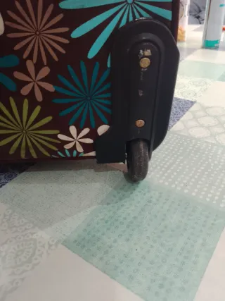 Maleta de viaje marrón con flores